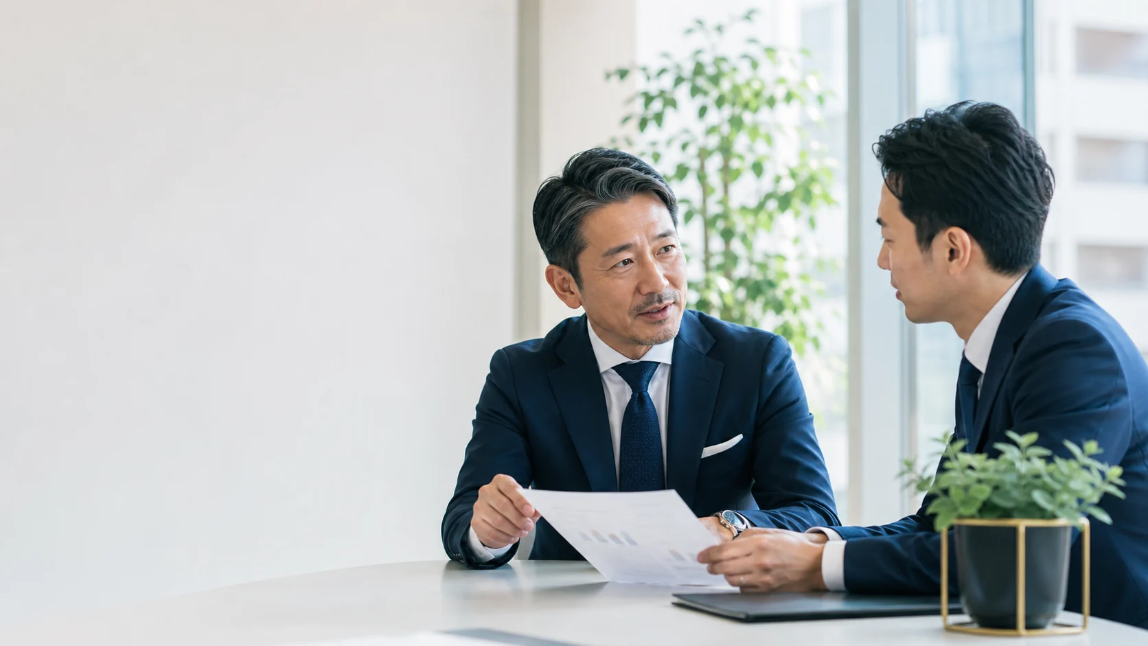 コンサルティング会社の売却についてM&Aアドバイザーと相談する経営者